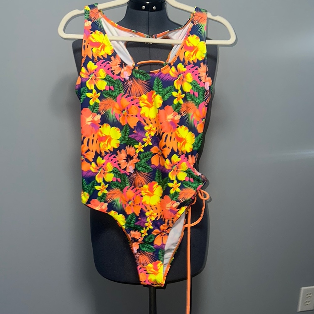 **LIKE NEW** ONE PIECE SWIMSUIT